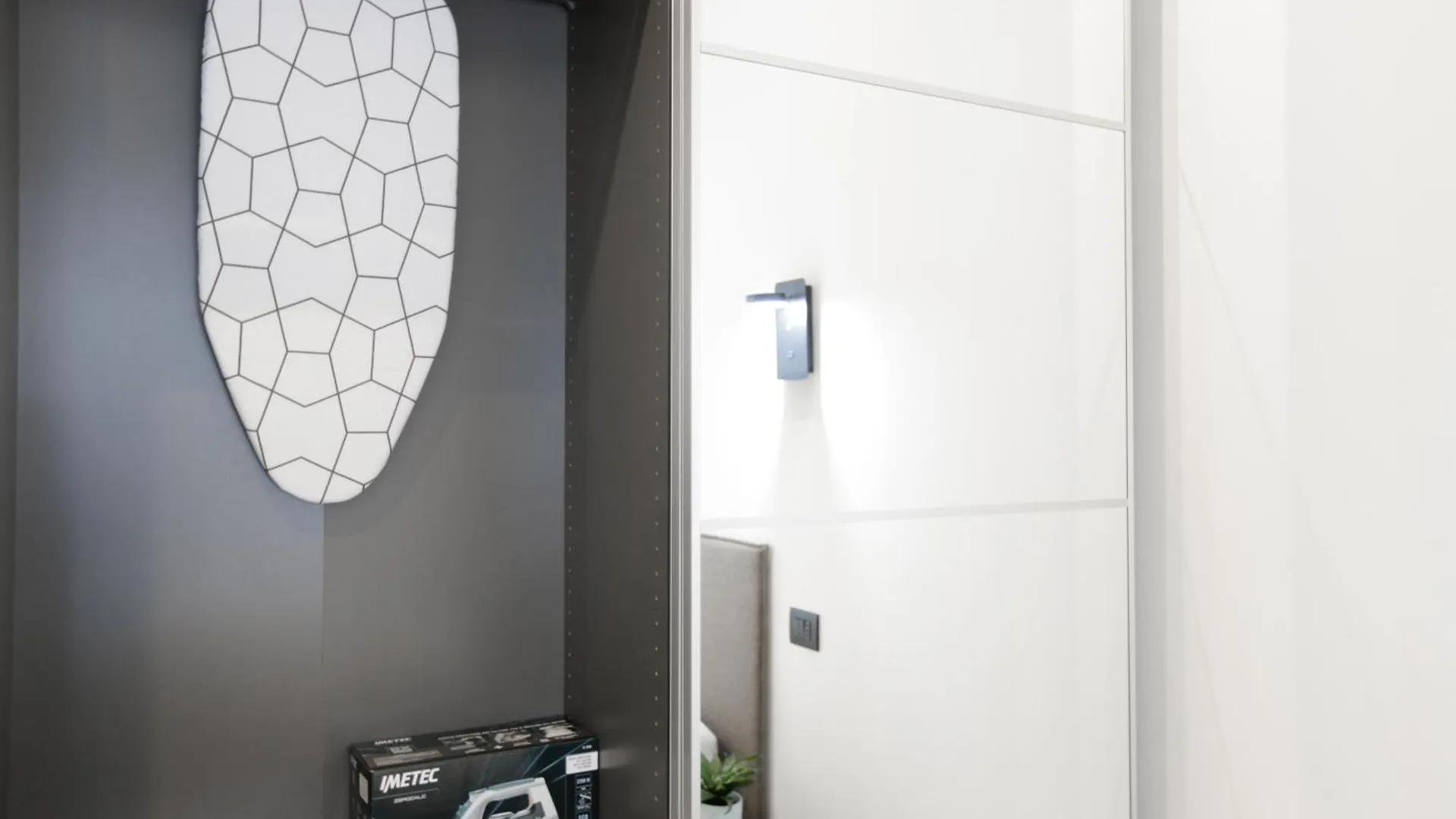 New Modern Flat 10 Minutes Walk From Central Station Milan