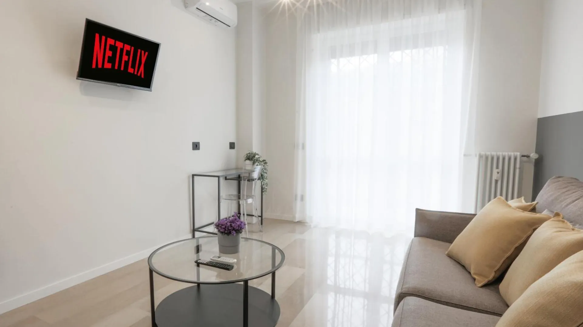 New Modern Flat 10 Minutes Walk From Central Station Milan Italy